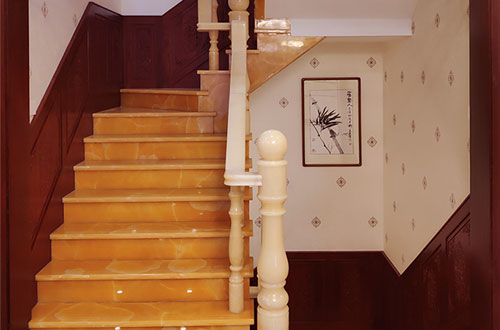 成华中式别墅室内汉白玉石楼梯的定制安装装饰效果